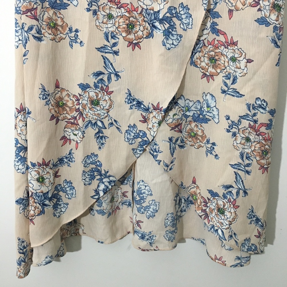 Sold🚫 En Creme Floral Hi-Low skirt - Picture 3 of 5